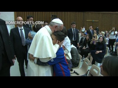 ĐGH Phanxicô ôm từng người một trên 100 bệnh nhân mắc bệnh hiếm: Hội chứng Huntington